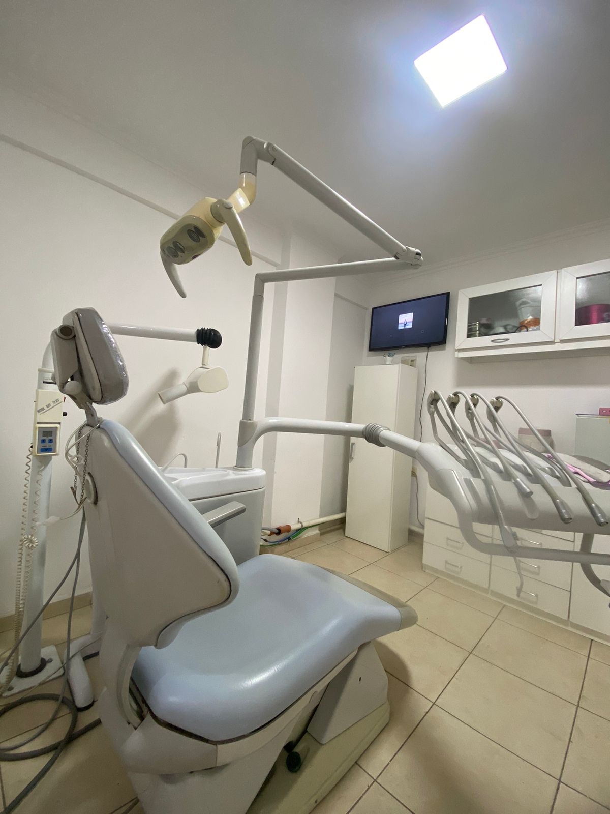 Consultorio con equipamiento dental moderno